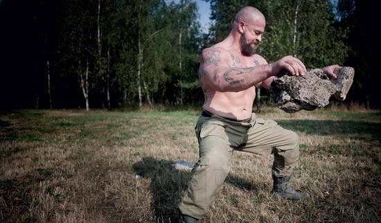 Homme Musclé Torse Nu En Pantalon Militaire Faisant Des Exercices