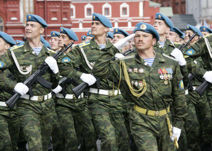 Сердюков запретил десантникам надевать ордена на парад Победы