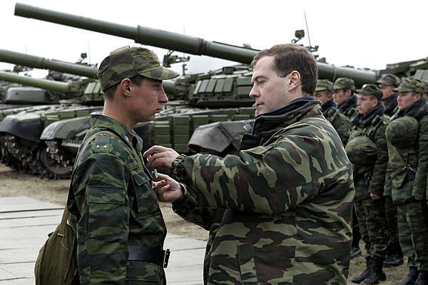 А вы знаете какое воинское звание у Медведева? 
