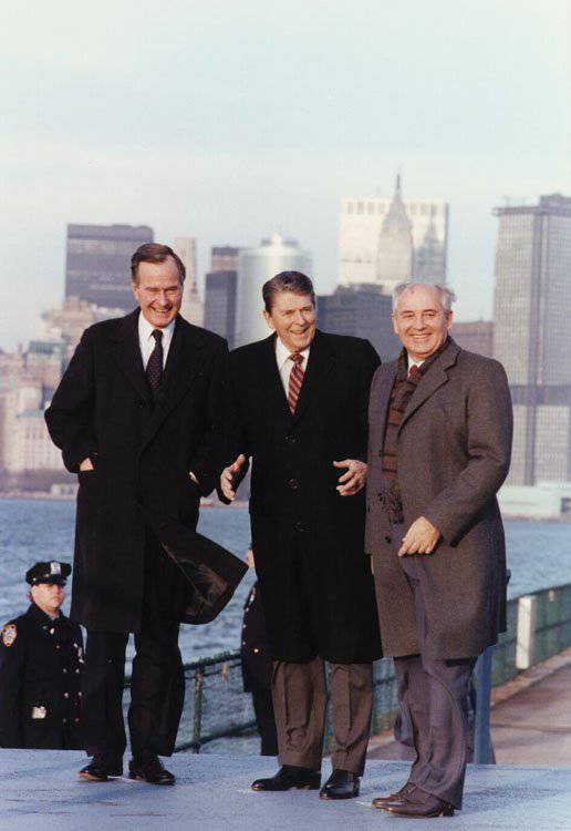 http://topwar.ru/uploads/posts/2011-12/1324827064_reagan_bush_gorbachev_in_new_york_1988.jpg