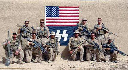 Американские морские пехотинцы позировали фотографу на фоне… эсэсовской символики