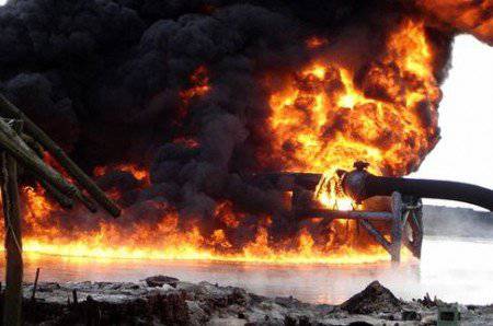 В Хомсе (Сирия) горит нефтепровод
