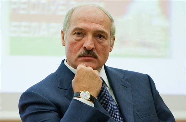 Лукашенко лавирует