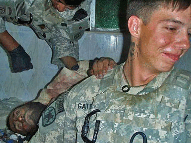 Солдаты США фотографировались с частями тел смертников
