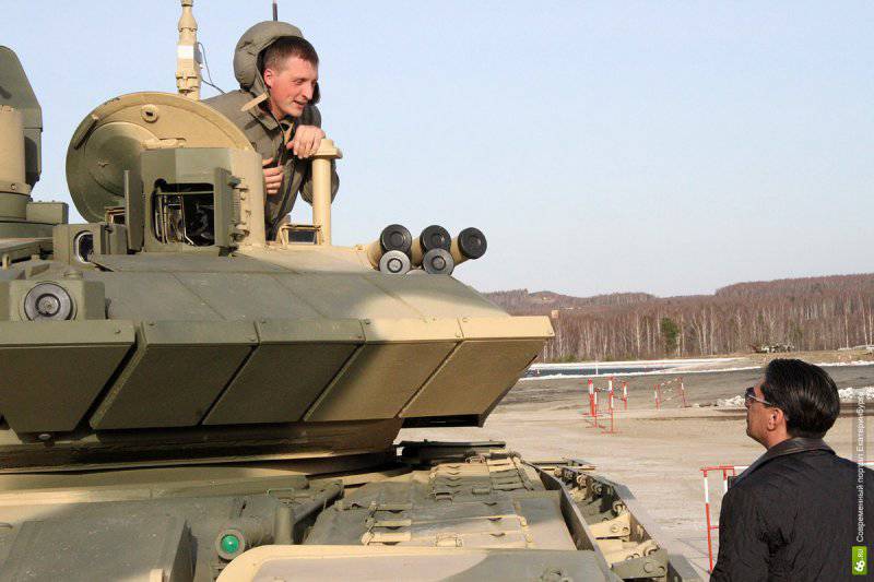 Рогозин посетил Нижний Тагил, пострелял из танка и пушки