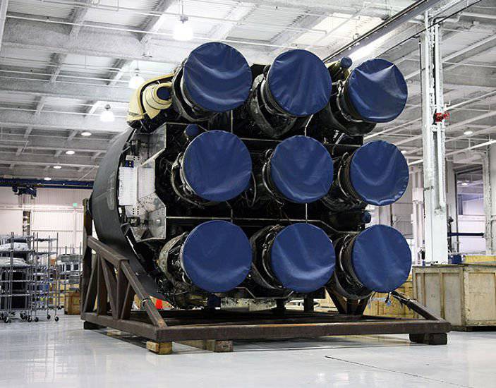 В США успешно испытана ракета-носитель "Фэлкон-9", которая должна вывести на орбиту космический корабль "Дрэгон"