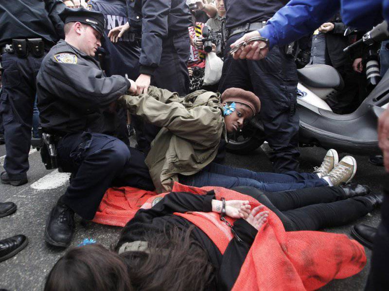 http://topwar.ru/uploads/posts/2012-05/thumbs/1338003296_253305-occupy-wall-street-march-protests-in-new-york.jpg