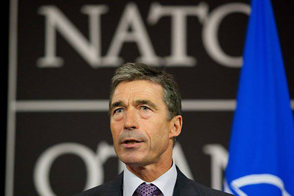 Расмуссен: НАТО беспокоят заявления РФ о размещении войск на границах