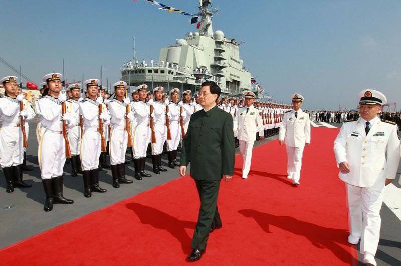 Китайский флот получил на вооружение первый авианосец