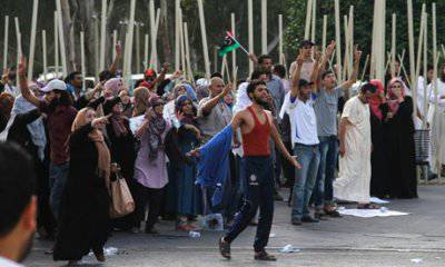 http://topwar.ru/uploads/posts/2012-10/thumbs/1350958943_protesters-Libya-parliame-010.jpg
