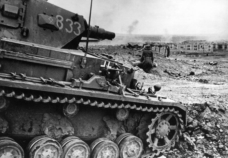 Немецкий средний танк Pz.Kpfw. IV с номером «833» из 14-й танковой дивизии Вермахта на немецких позициях в Сталинграде