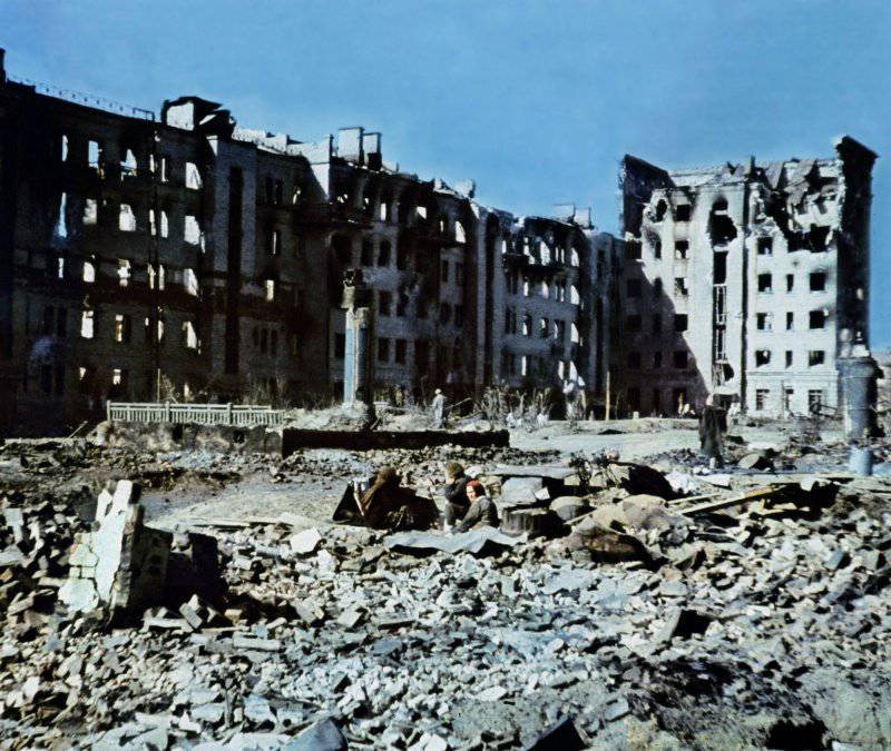 Уцелевшие мирные жители на фоне остовов зданий Сталинграда, весна-начало лета 1943 года