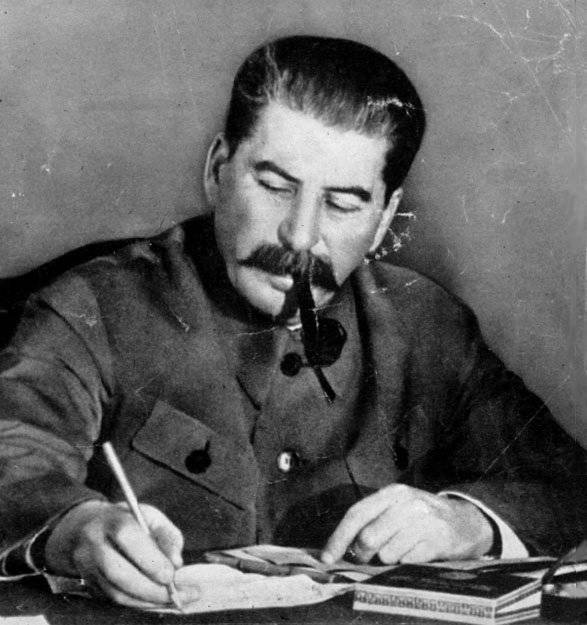 Сталин: народный монарх