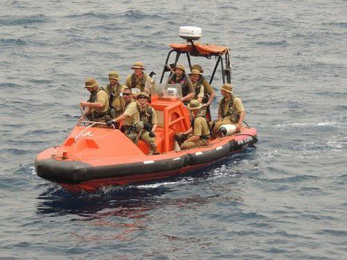 Сомалийские пираты отпущены на свободу в 300 милях от побережья. Каждому выдан спасательный якорь