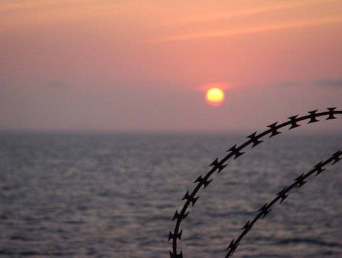Сомалийские пираты отпущены на свободу в 300 милях от побережья. Каждому выдан спасательный якорь