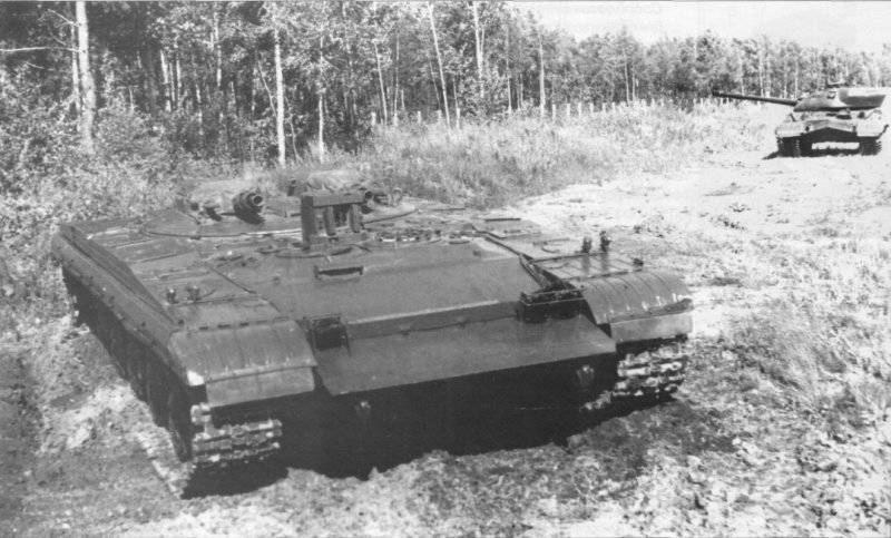 Опытный танк «Объект 287». На заднем плане справа — тяжелый танк Т-10М