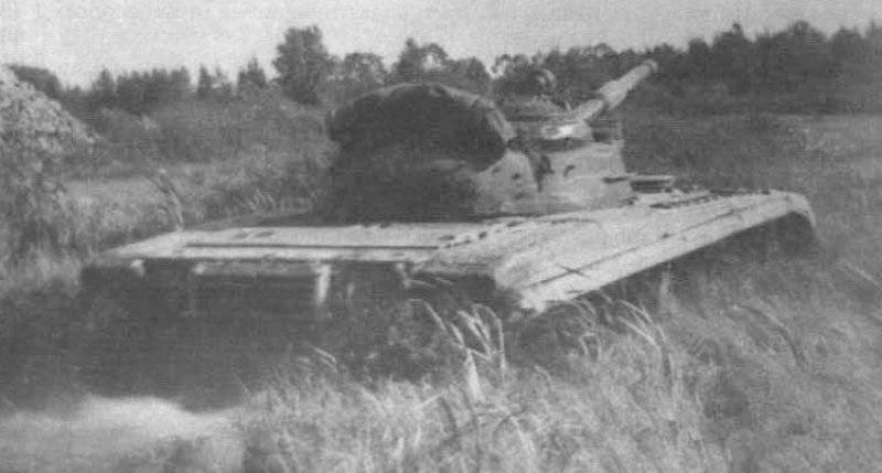 Опытный танк Т-64А с ГТСУ преодолевает участок заболоченной местности