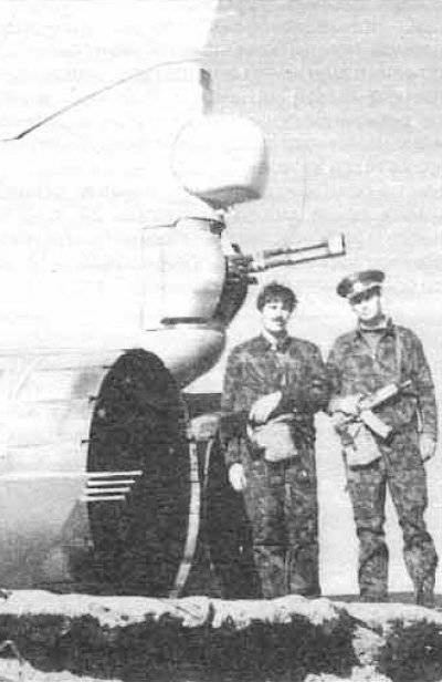 Штурман В.Н.Яливец и летчик А.П.Кучеров у своего самолета после боевого вылета