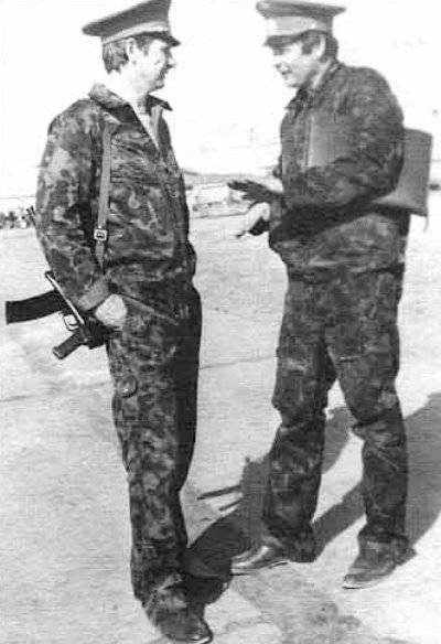 Командир 13-й ТБАД ген.-м-р Л.Е.Столяров (слева) и штурман дивизии п-к Ю.А.Привалов. Мары-2, ноябрь 1988 г.