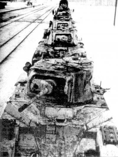 Эшелон с английской бронетанковой техникой следует к фронту. Зима 1942-43гг.