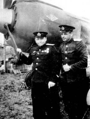 Леонид Белоусов  ( слева ).  1944 год