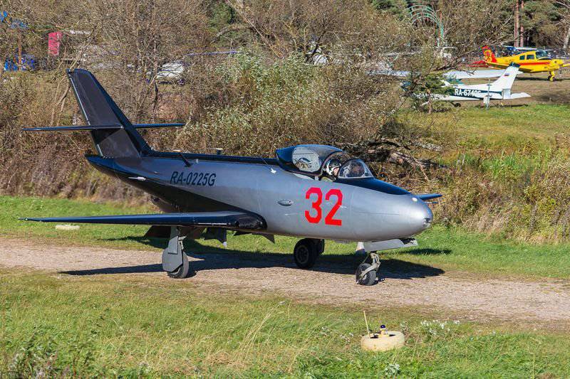 Реактивный учебно-тренировочный самолет Як-32