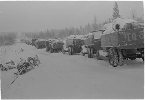 Разгромленная колонна машин 44-й дивизии. Фото из финского архива Зимней войны http://sa-kuva.fi