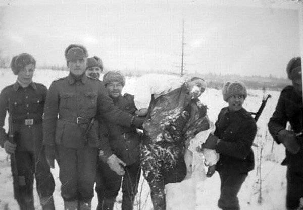 Суомуссалми. Суровая правда войны... Финские военнослужащие позируют рядом с телом замерзшего красноармейца. http://pictures-of-war.livejournal.com/127505.html