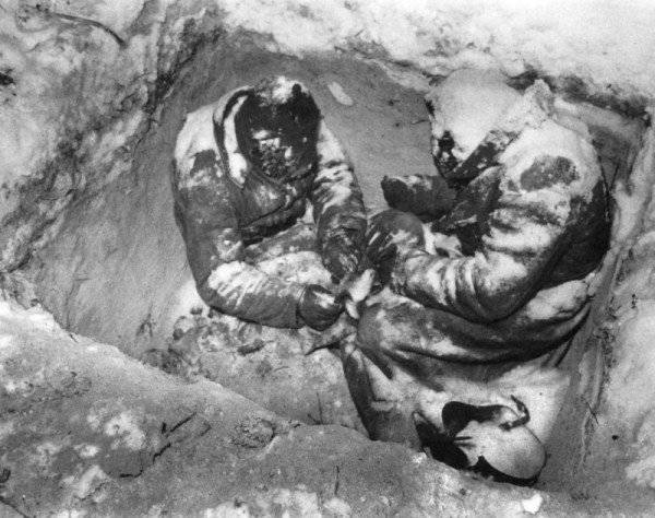 Замерзшие в окопе красноармейцы 44-й дивизии. Из архива американского фотокорреспондента Карла Миданса