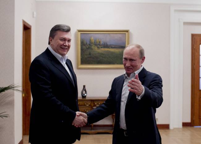 Янукович попросил Путина о запасном аэродроме