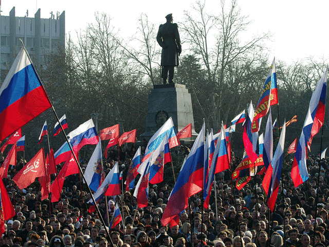 Протестующие 20 тысяч жителей Севастополя избрали нового мэра-россиянина прямо на митинге