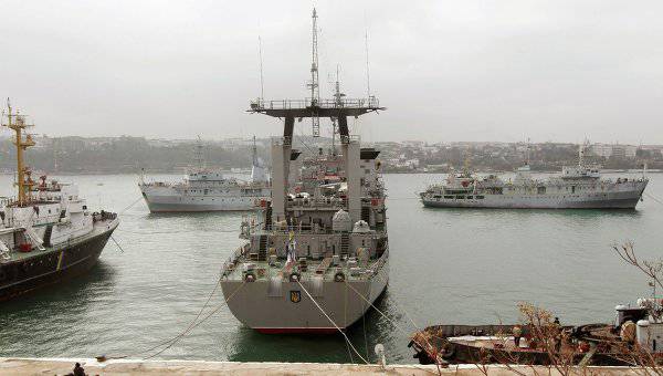 Последний корабль ВМС Украины в Севастополе поднял российский флаг Последний корабль ВМС Украины в Севастополе поднял российский флаг