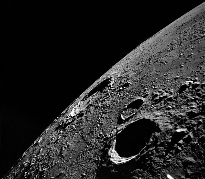 Советская программа «Зонд» и первый коммерческий облёт Луны