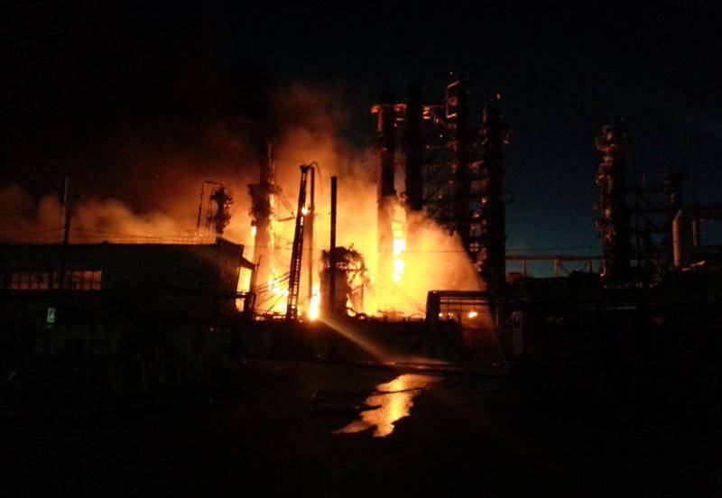 В Авдеевке горит крупнейший в Европе коксохимический завод