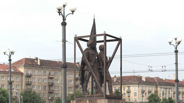 Литва: памятники советским солдатам - в клетки