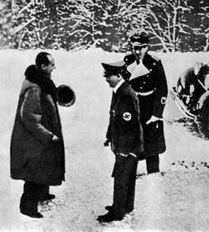 Министр иностранных дел Польши Бек (справа) встречается с Адольфом Гитлером (слева) на станции Обергоф