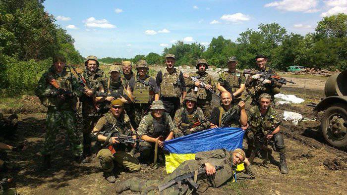 "Айдаровцы" разграбили колонну с украинским гуманитарным грузом