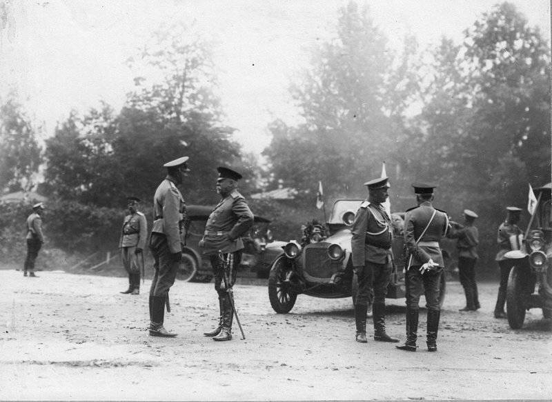 Смотр военных автомобилей, участников испытательного пробега. Петергоф. 12 июня 1912 г.