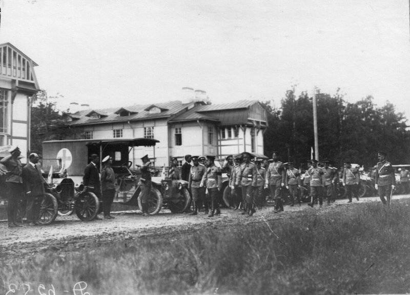 Смотр военных автомобилей, участников испытательного пробега. Петергоф. 12 июня 1912 г.