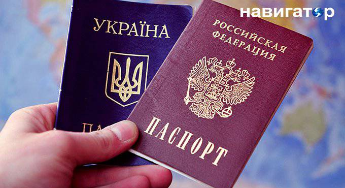 Украинские пограничники рвут российские паспорта, выданные в Крыму