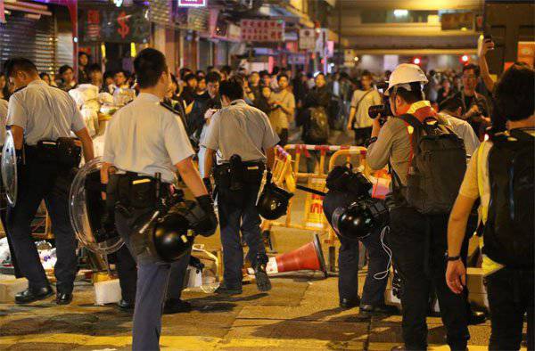 Полиция Гонконга (Сянгана) разогнала протестующих "школьников и студентов"