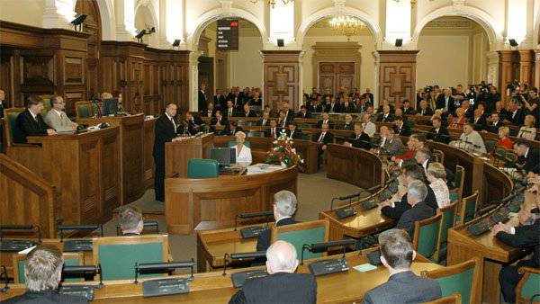 С какой целью латвийские парламентарии предлагают всенародно избирать президента и урезать свои политические права?