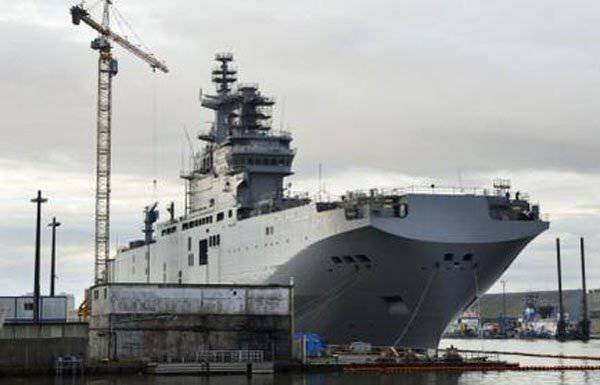 Французские СМИ "провожают" российских моряков, ожидавших передачи "Мистраля"
