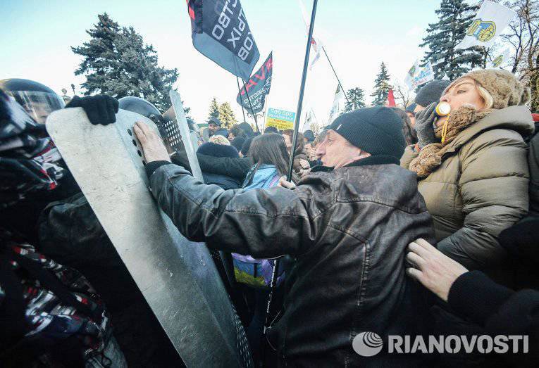 Украинские политик: киевская власть снова по другую сторону баррикады