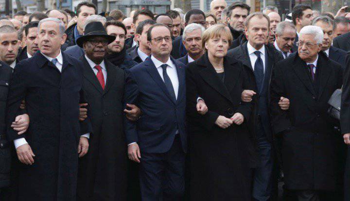 Снимок совместного шествия политиков и простых граждан в Париже оказался постановочным