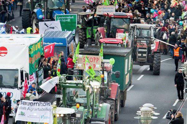 Массовые акции протеста в Берлине против создания зоны свободной торговли между ЕС и США