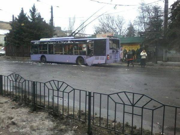 Украинские карательные отряды обстреляли троллейбус и пункт выдачи гуманитарной помощи в Донецке