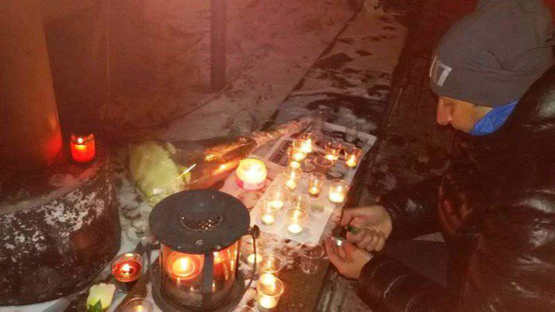 Майданная политтусовка Киева со свечками ринулась к французскому посольству, чтобы выразить соболезнования и заодно осудить Россию