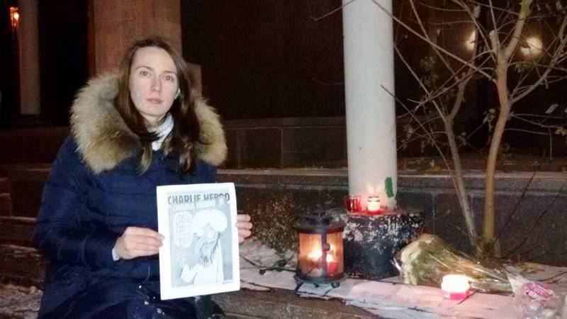 Майданная политтусовка Киева со свечками ринулась к французскому посольству, чтобы выразить соболезнования и заодно осудить Россию