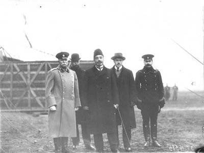 Группа членов аэроклуба. 2-й справа — М.Н. Ефимов